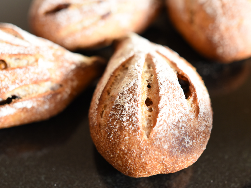 イチジクのパン BOULANGER PATISSIER y'KUNIEDA
(ワイクニエダ)は岐阜県大垣市にある
自家製天然酵母パンとケーキのお店です。